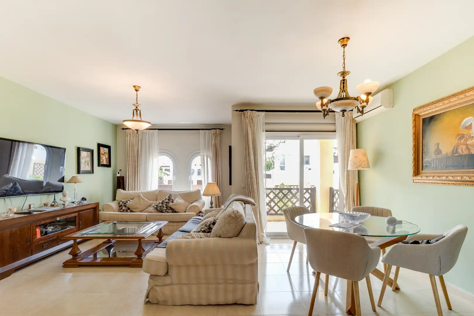 Sala d'estar de Casa adosada en venda en Alhaurín de la Torre amb Aire condicionat, Jardí privat i Terrassa