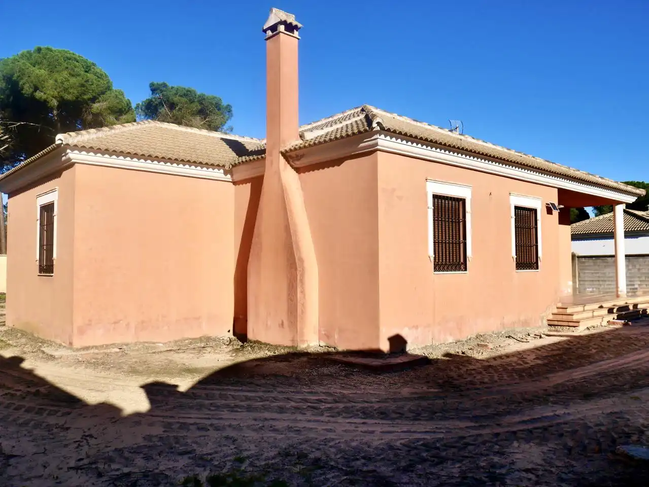 Vista exterior de Casa o xalet en venda en Hinojos amb Jardí privat i Moblat
