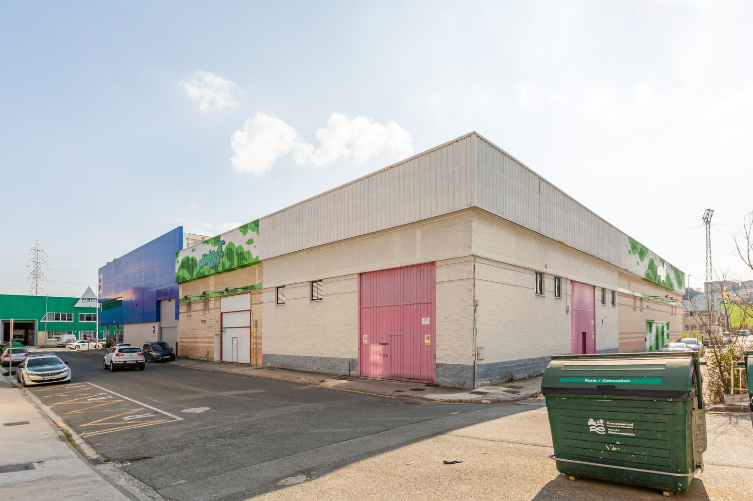 Außenansicht von Fabrikhallen zur Miete in Galar