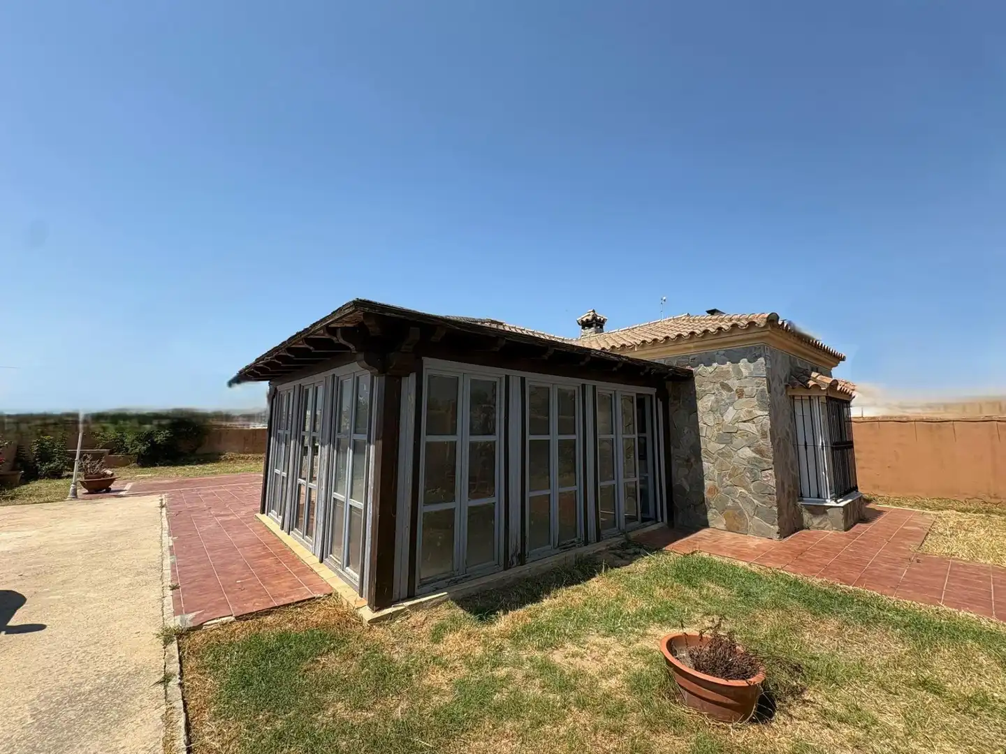 Vista exterior de Casa o xalet en venda en Chiclana de la Frontera amb Jardí privat