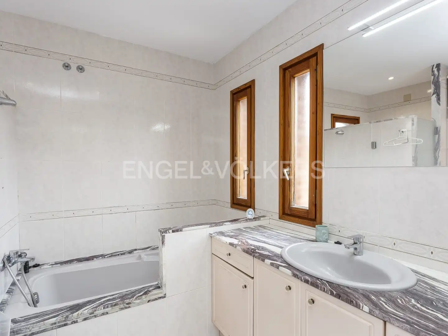 Bany de Casa o xalet en venda en Vilanova i la Geltrú amb Calefacció, Jardí privat i Terrassa
