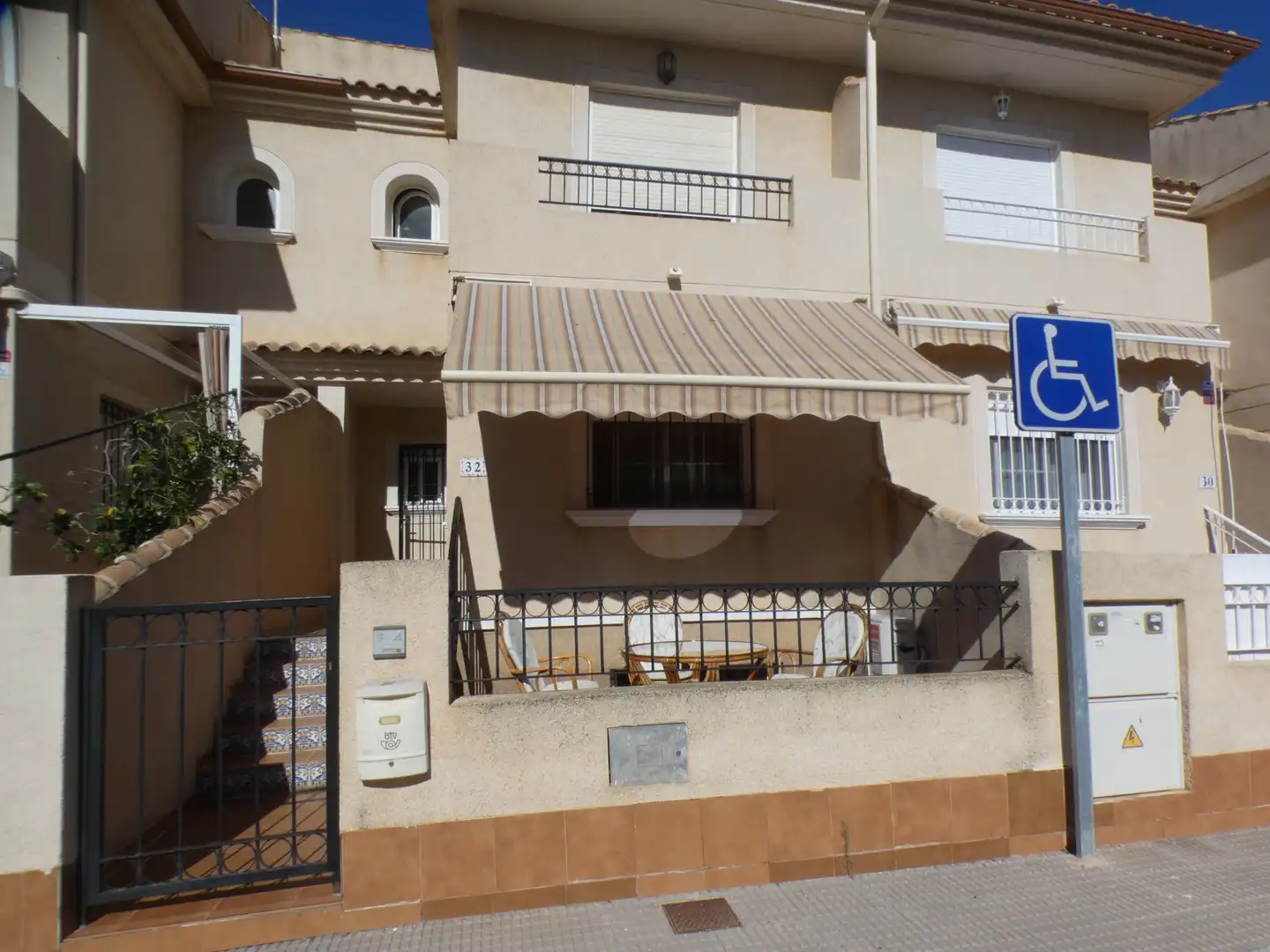 Vista exterior de Casa adosada en venta en San Pedro del Pinatar con Aire acondicionado, Jardín privado y Amueblado