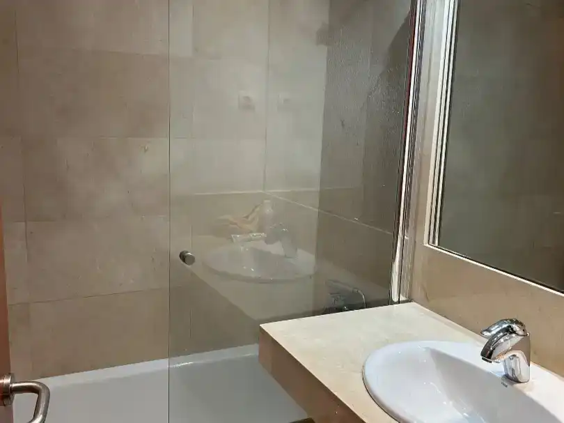 Badezimmer von Wohnung zur Miete in Cubelles mit Klimaanlage und Schwimmbad