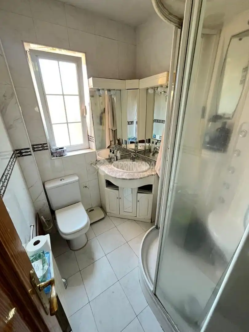 Bathroom of Flat for sale in Madrid  with Air Conditioner and Parquet flooring