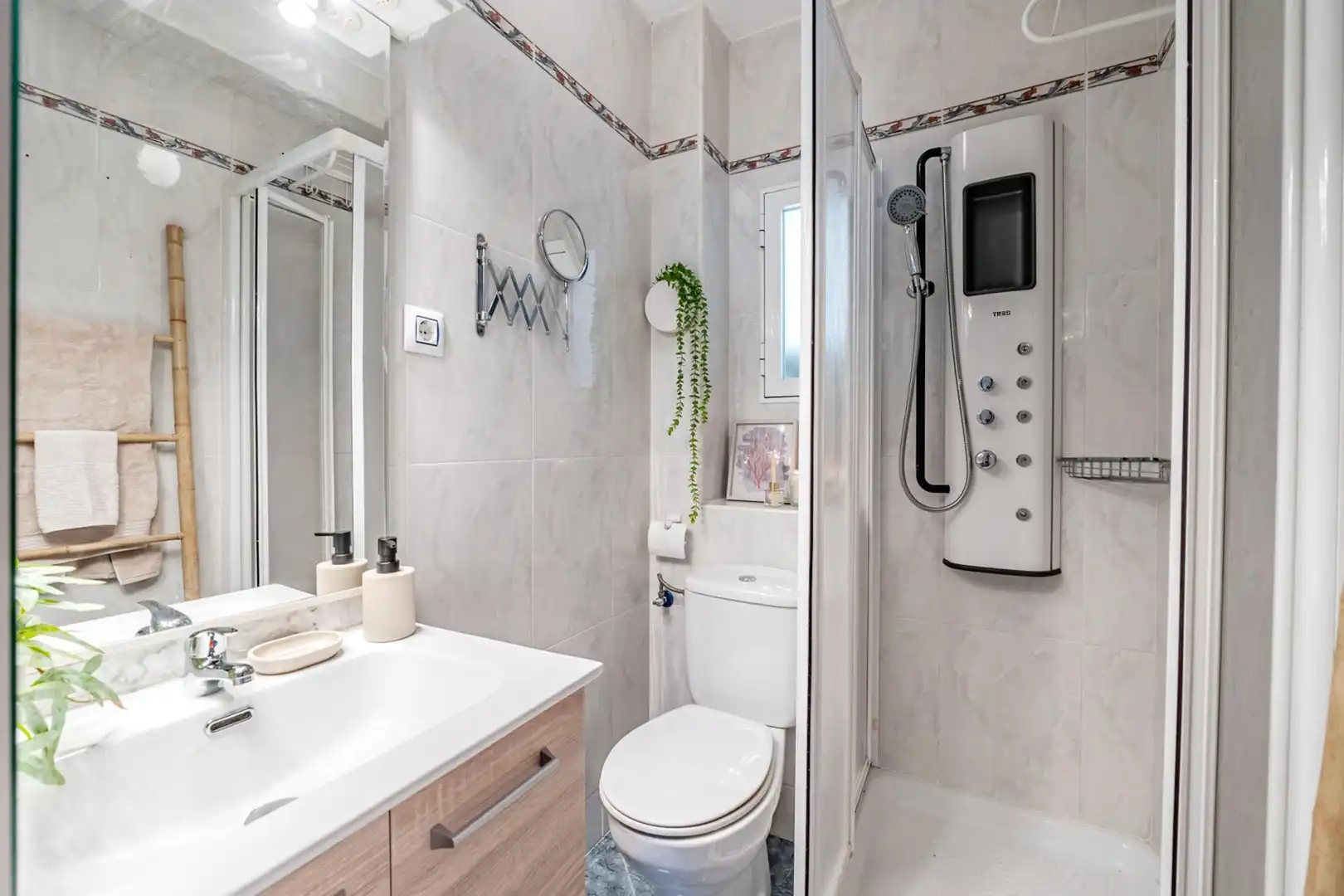 Bathroom of Flat for sale in Madrid  with Air Conditioner, Terrace and Balcony