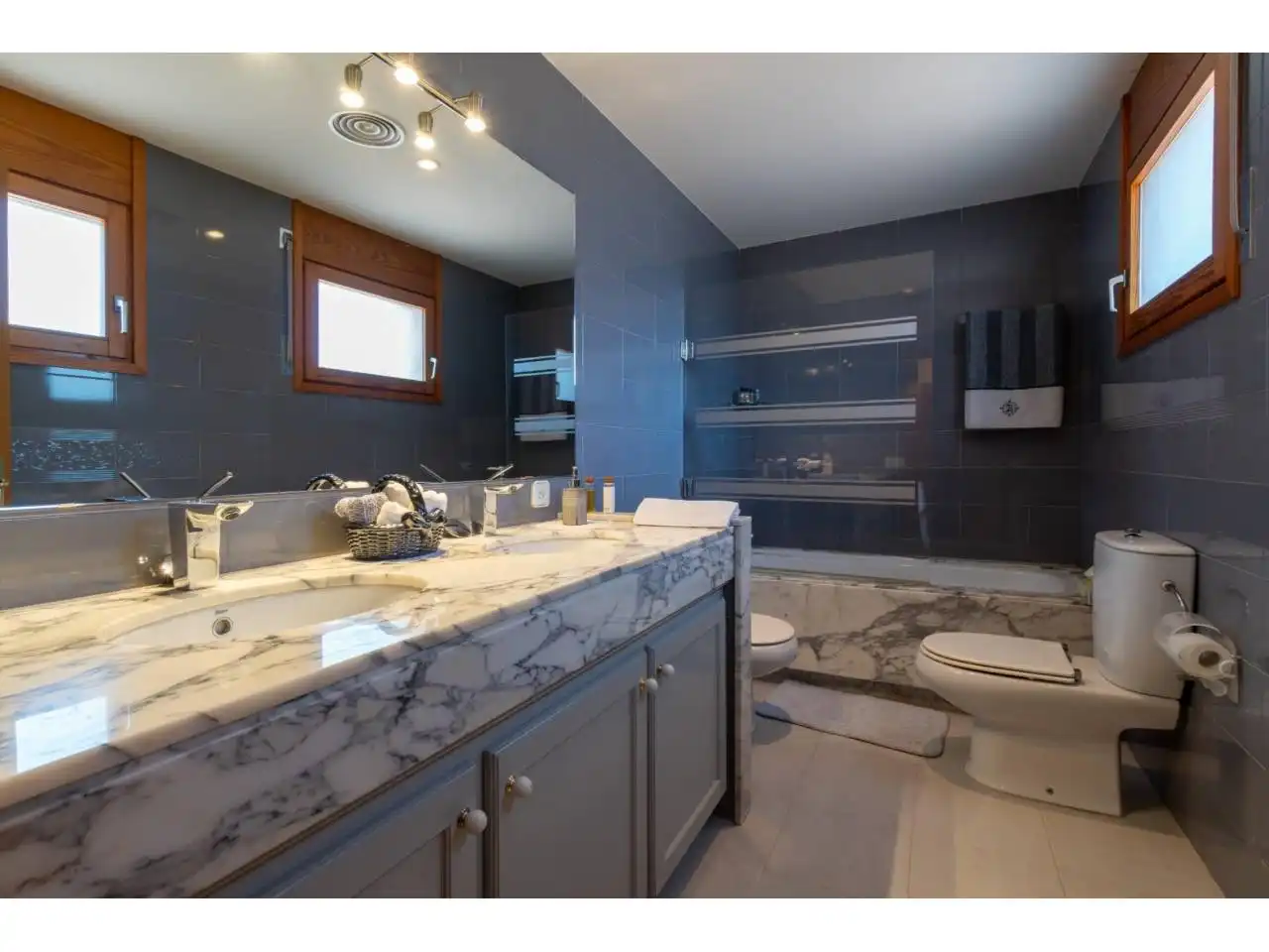 Bathroom of Houses for sale in Banyoles  with Air Conditioner, Heating and Private garden