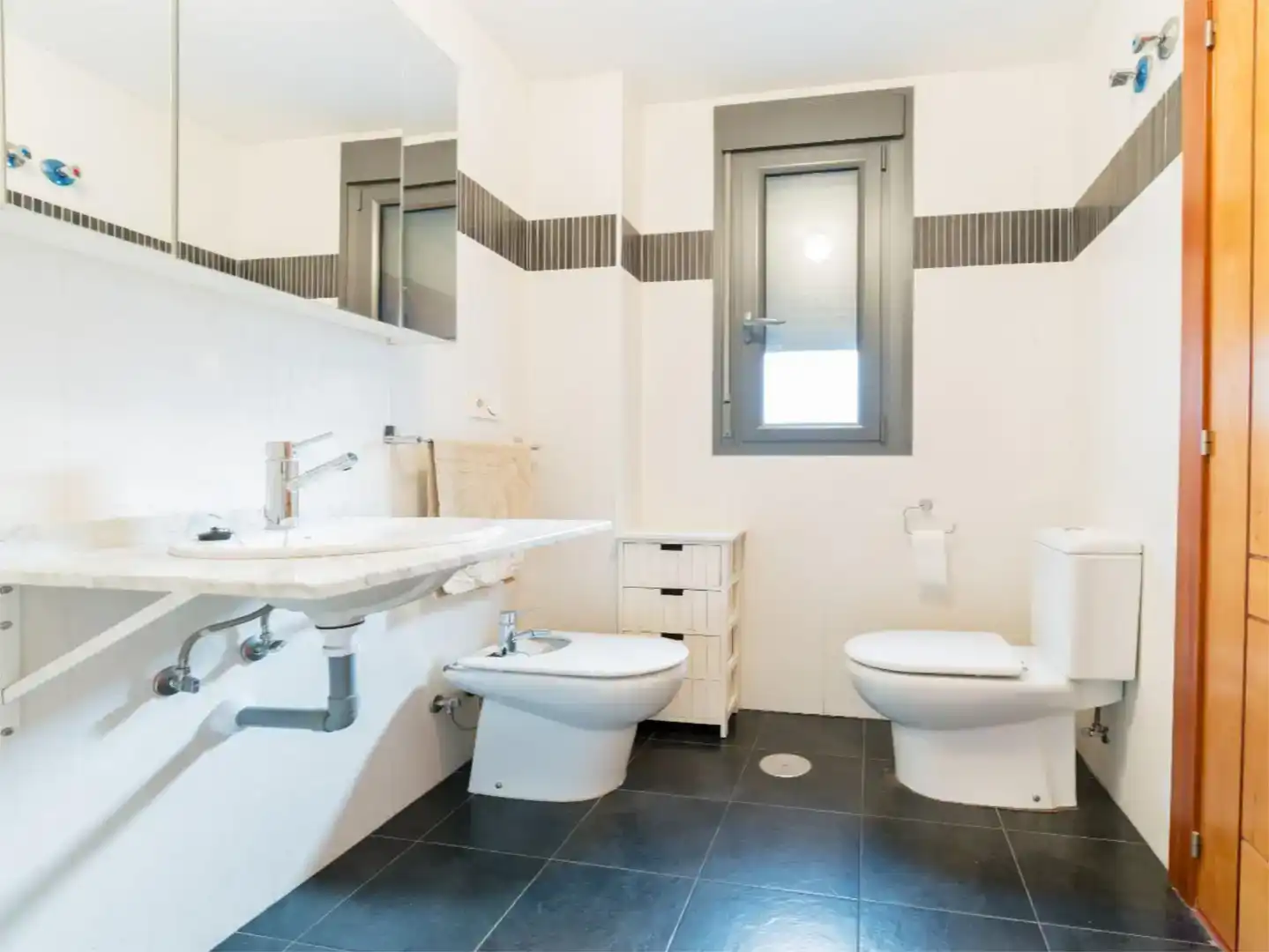 Baño de Piso de alquiler en Granada con Aire acondicionado, Jardín privado y Parquet