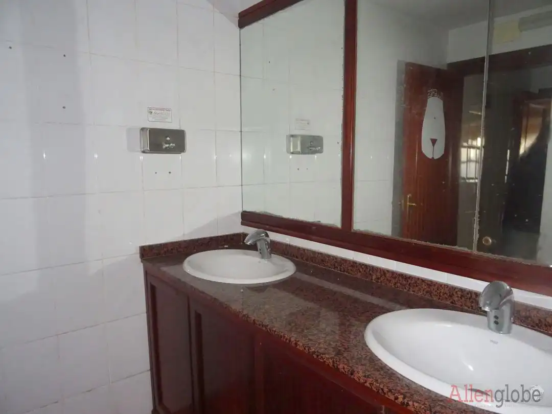 Baño de Local en venta en Oviedo 