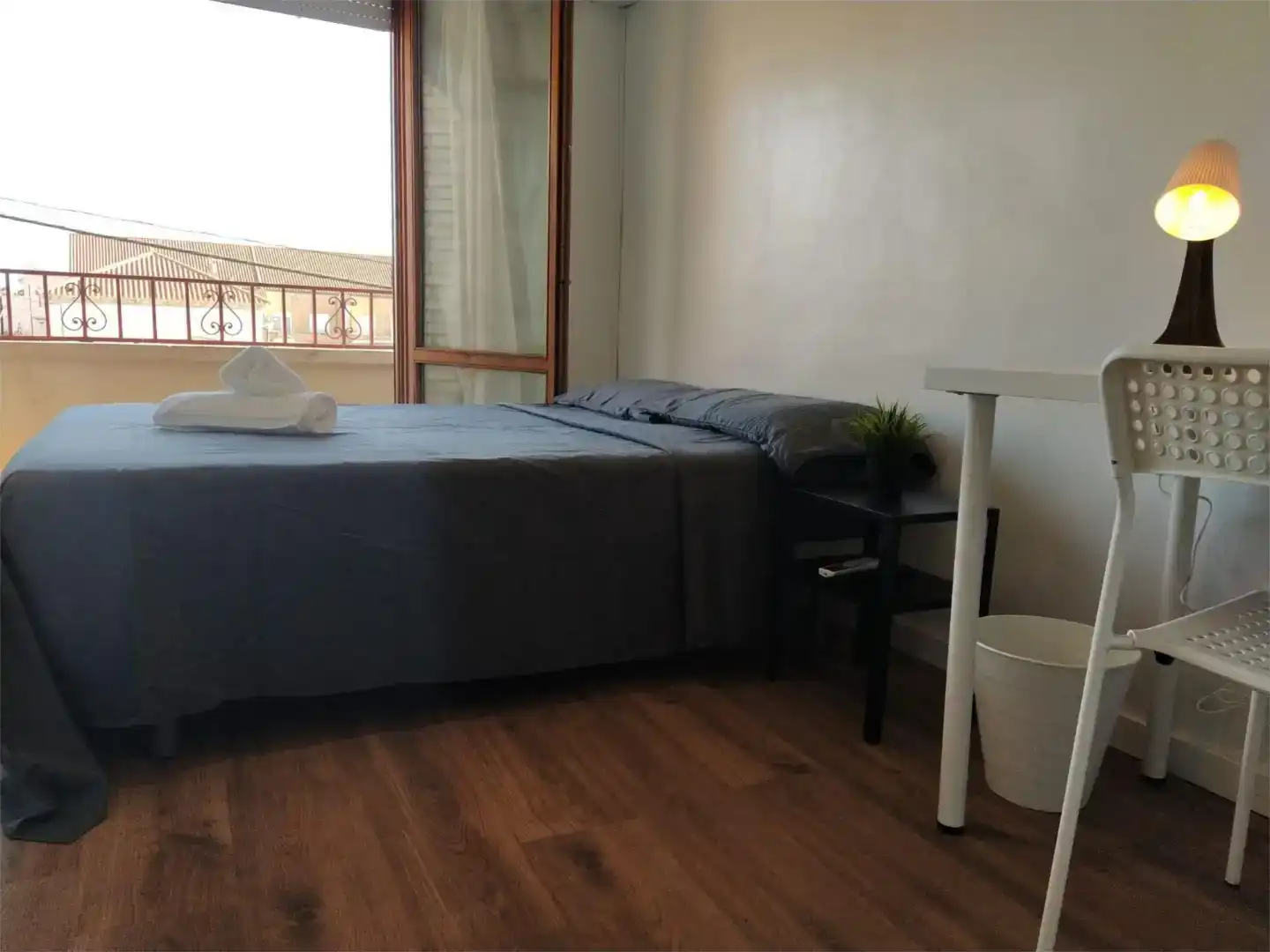 Bedroom of Houses for share in Zaragoza  with Private garden, Parquet flooring and Furnished