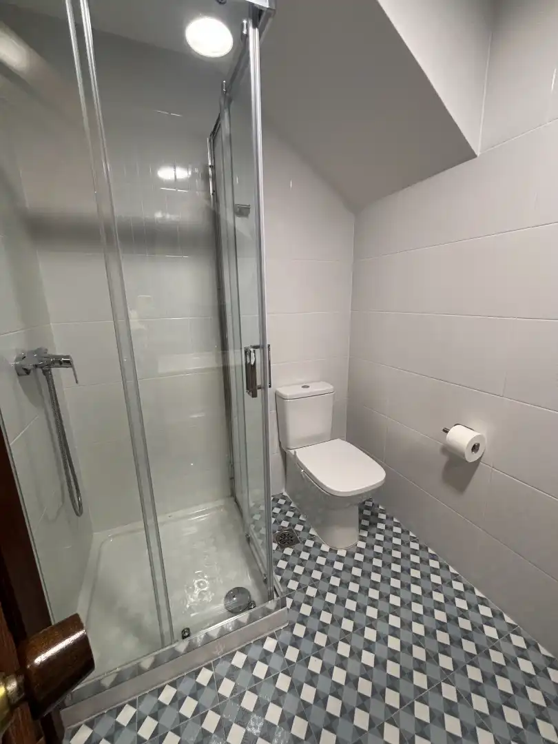 Badezimmer von Wohnung zur Miete in Vigo  mit Ofen