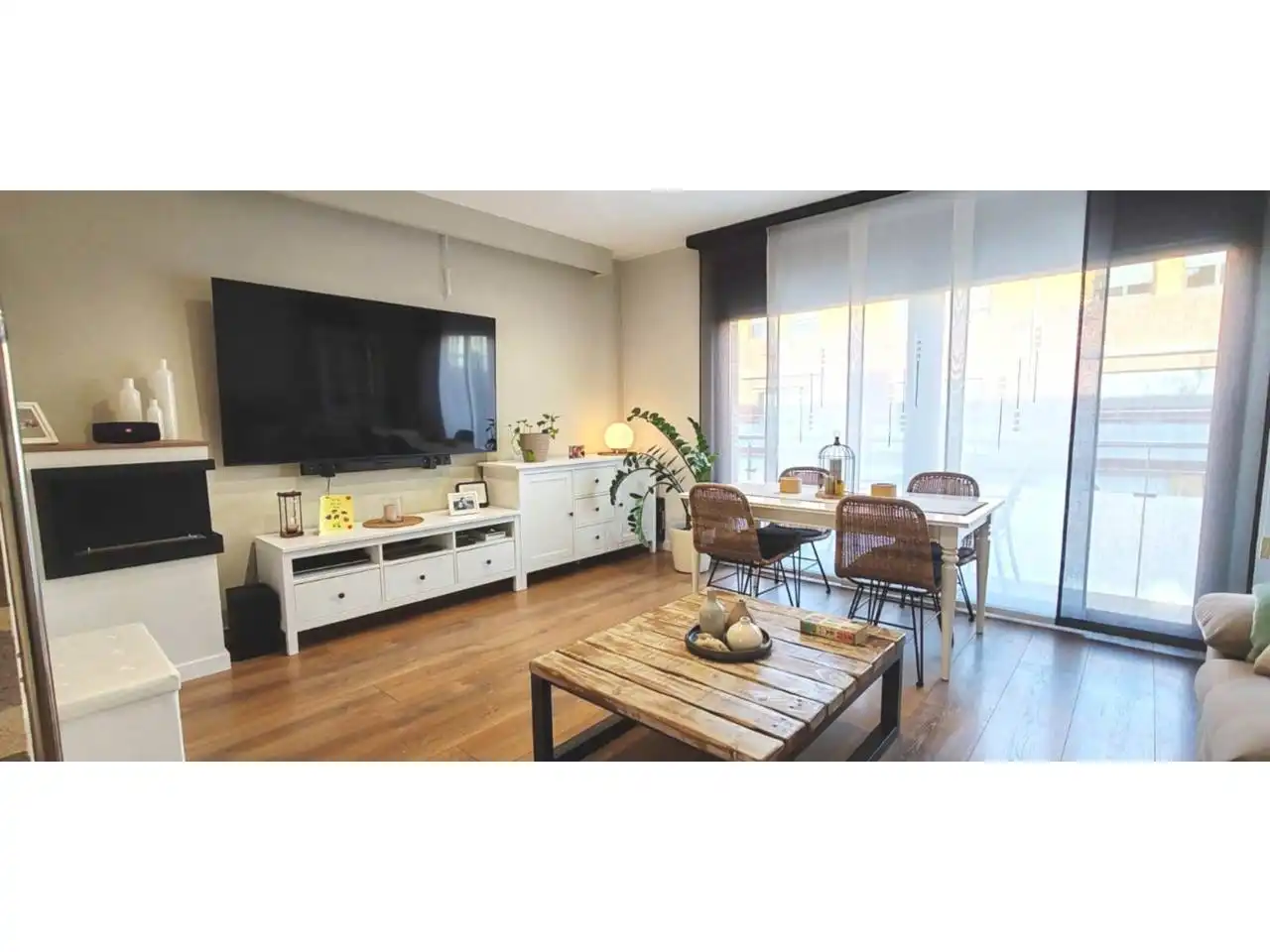 Sala de estar de Casa o chalet en venta en Sarrià de Ter con Aire acondicionado, Calefacción y Jardín privado
