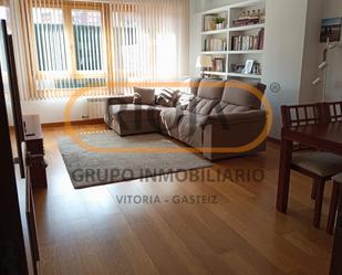 Sala d'estar de Casa adosada en venda en Vitoria - Gasteiz amb Calefacció, Jardí privat i Terrassa