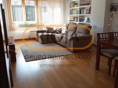 Sala d'estar de Casa adosada en venda en Vitoria - Gasteiz amb Calefacció, Jardí privat i Terrassa