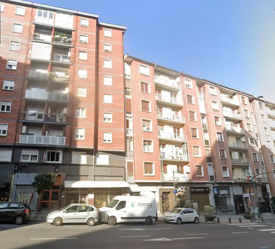 Vista exterior de Pis en venda en Bilbao  amb Calefacció i Balcó