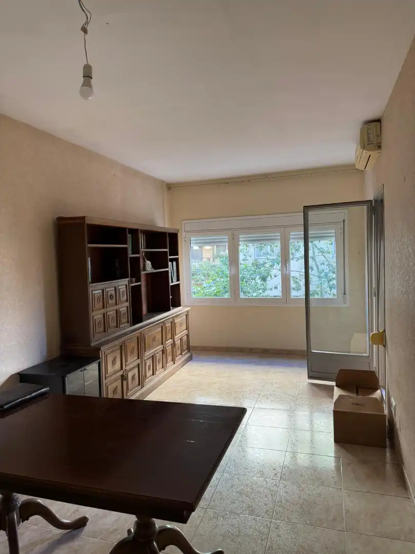 Wohnung zum Verkauf in Barcelona mit Klimaanlage und Balkon