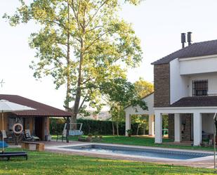 Jardí de Casa o xalet en venda en Coria amb Aire condicionat, Terrassa i Piscina