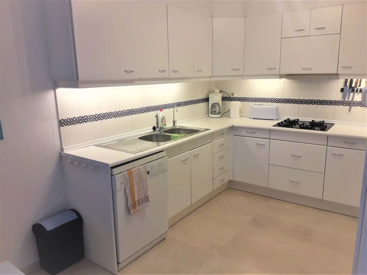 Küche von Wohnung zum Verkauf in Estepona mit Klimaanlage, Privatgarten und Terrasse
