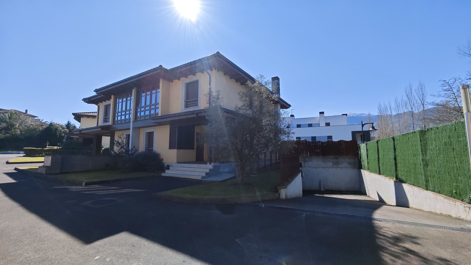 Vista exterior de Casa o xalet en venda en Llanes amb Calefacció, Jardí privat i Terrassa