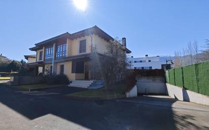 Vista exterior de Casa o xalet en venda en Llanes amb Calefacció, Jardí privat i Terrassa