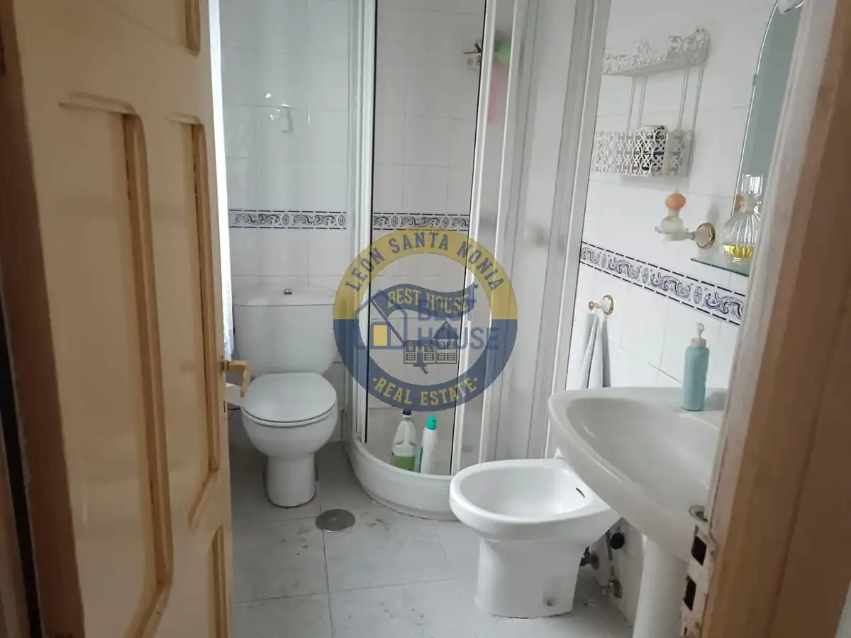 Baño de Finca rústica en venta en León Capital  con Calefacción y Parquet