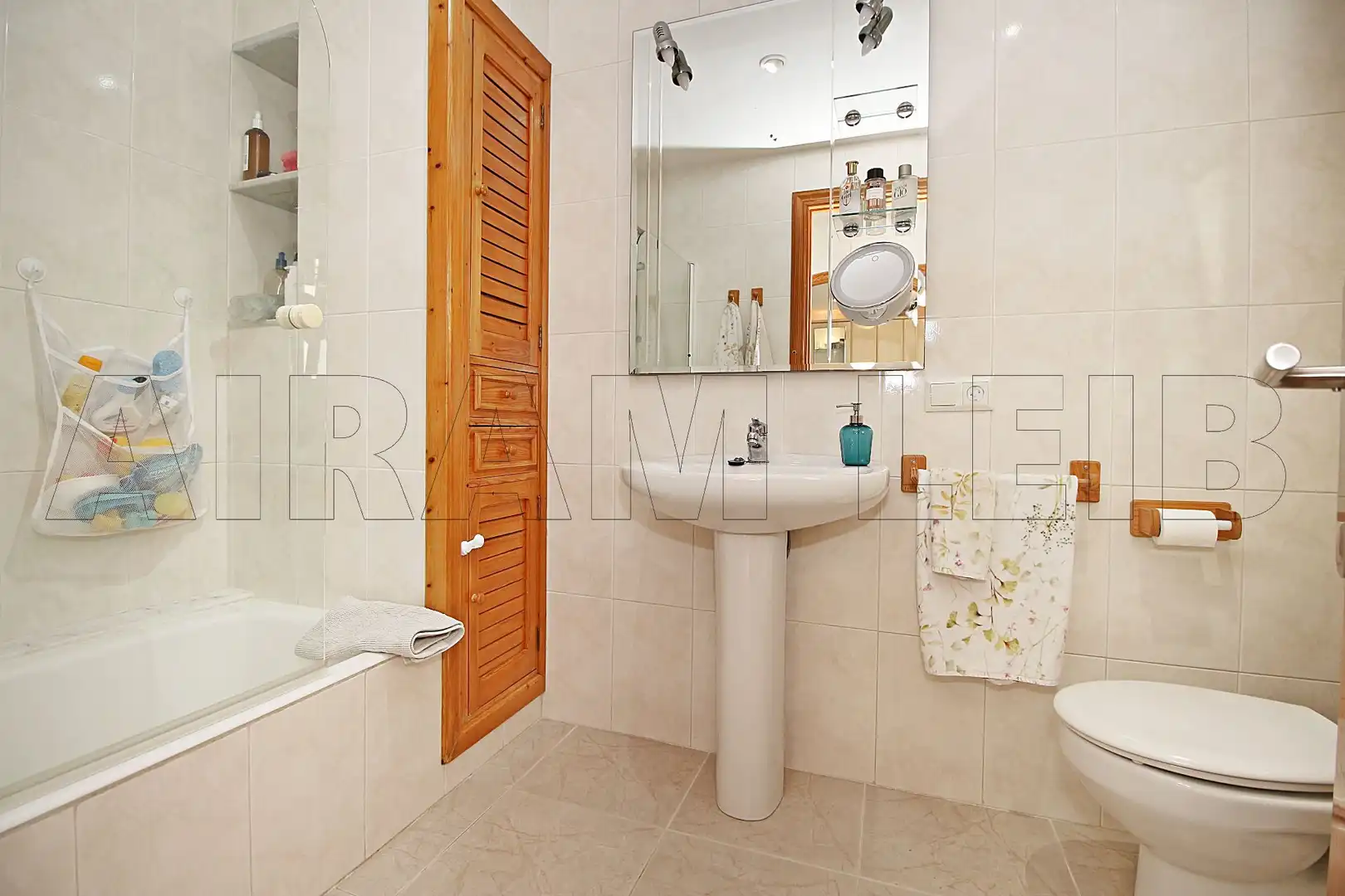Bathroom of Flat for sale in Gran Via de Colom