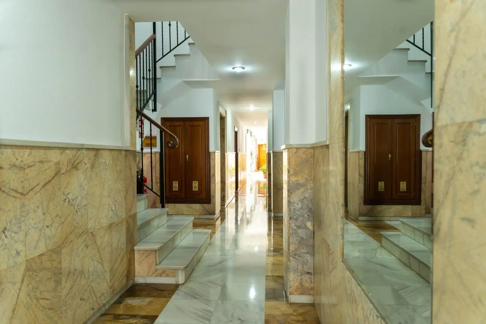 Wohnung zum Verkauf in Sevilla mit Klimaanlage, Heizung und Privatgarten
