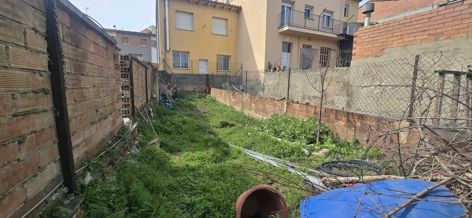 Einfamilien-Reihenhaus zum Verkauf in Manlleu mit Privatgarten, Terrasse und Abstellraum