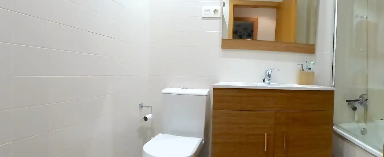 Bathroom of Ground floor for rent in Ponent