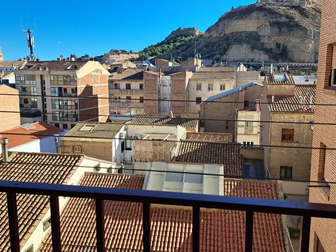 Vista exterior de Pis en venda en Monzón amb Terrassa i Balcó