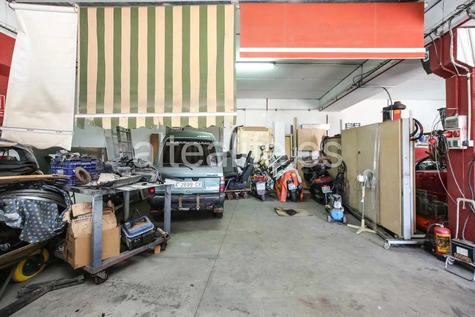 Parkplatz von Fabrikhallen zum Verkauf in Polop