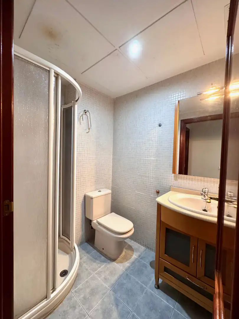 Badezimmer von Wohnungen zur Miete in Cáceres mit Klimaanlage, Heizung und Parkett