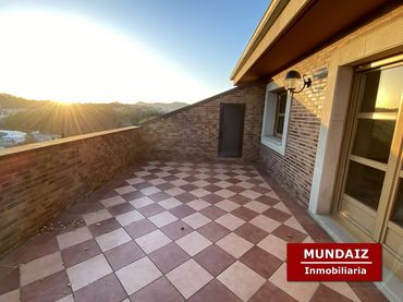 Chalet con balcón en venta en Egia