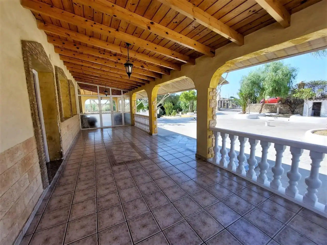 Außenansicht von Wohnung zum Verkauf in Elche / Elx mit Privatgarten, Schwimmbad und Möbliert