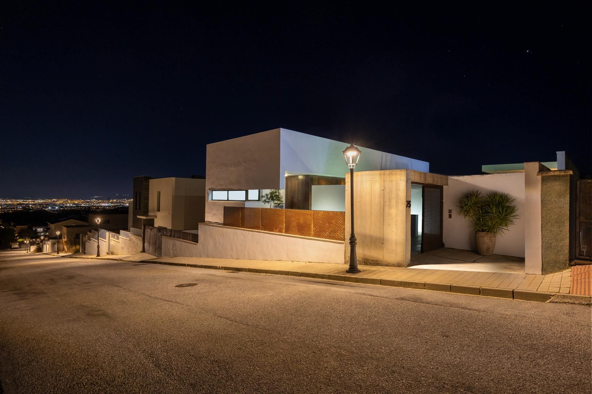 Vista exterior de Casa o xalet en venda en Dílar amb Aire condicionat, Jardí privat i Terrassa