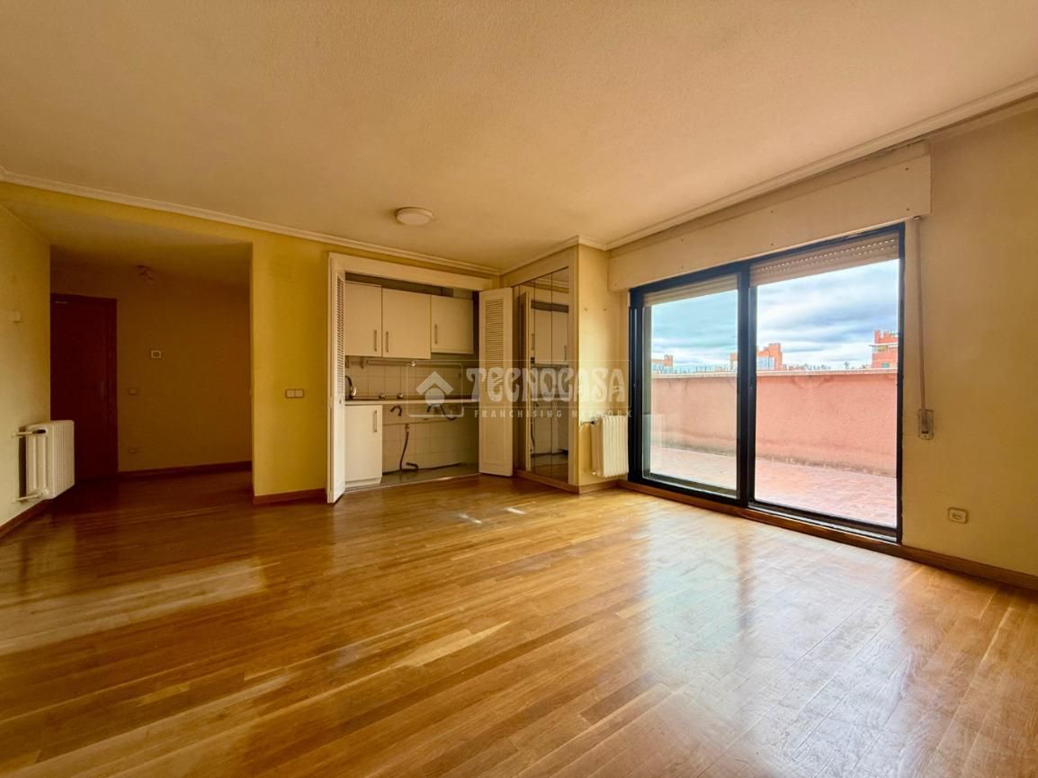 Living room of Study for sale in  Madrid Capital  with Swimming Pool and Community pool