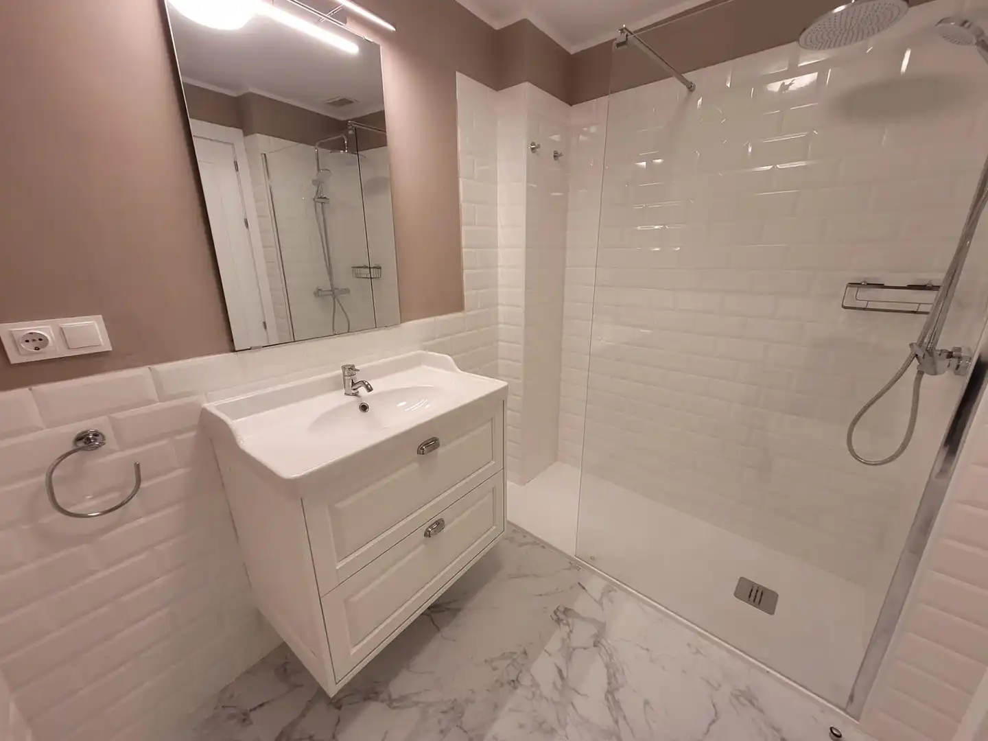 Bathroom of Apartments for rent in Salamanca  with Heating, Parquet flooring and Furnished