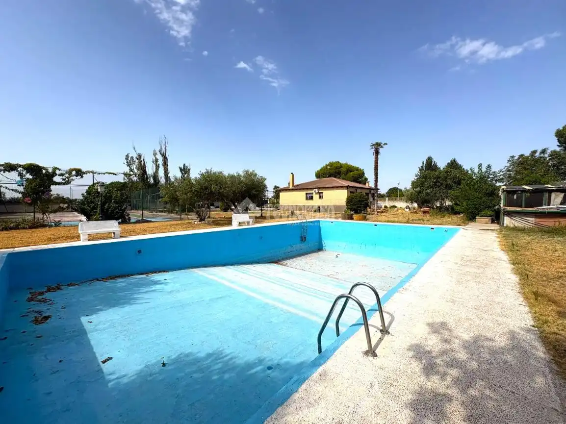 Piscina de Casa o xalet en venda en Zaragoza amb Aire condicionat, Calefacció i Terrassa