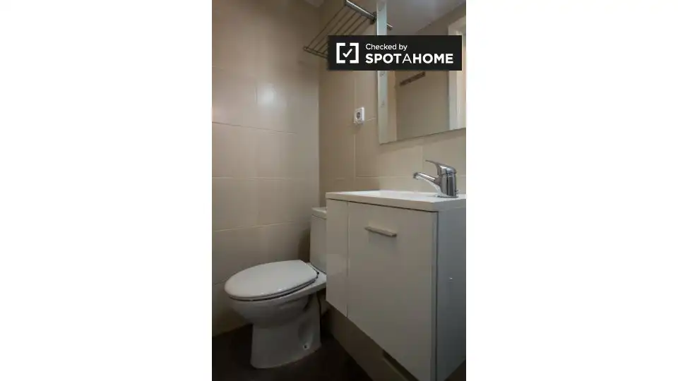 Baño de Piso de alquiler en Barcelona con Aire acondicionado, Calefacción y Amueblado