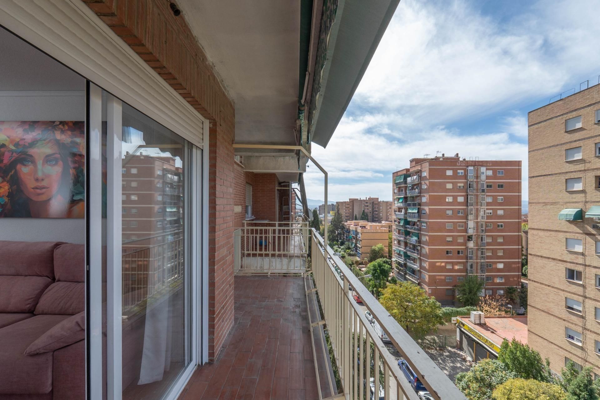 Dormitori de Pis en venda en  Granada Capital amb Terrassa i Balcó