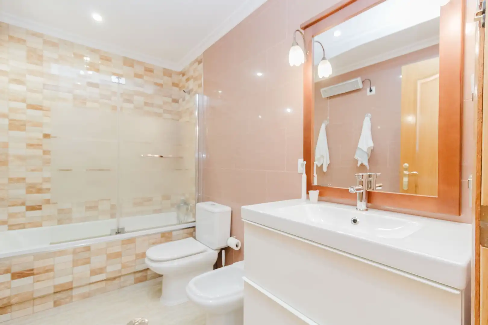 Badezimmer von Einfamilien-Reihenhaus zum Verkauf in Los Alcázares mit Klimaanlage und Terrasse