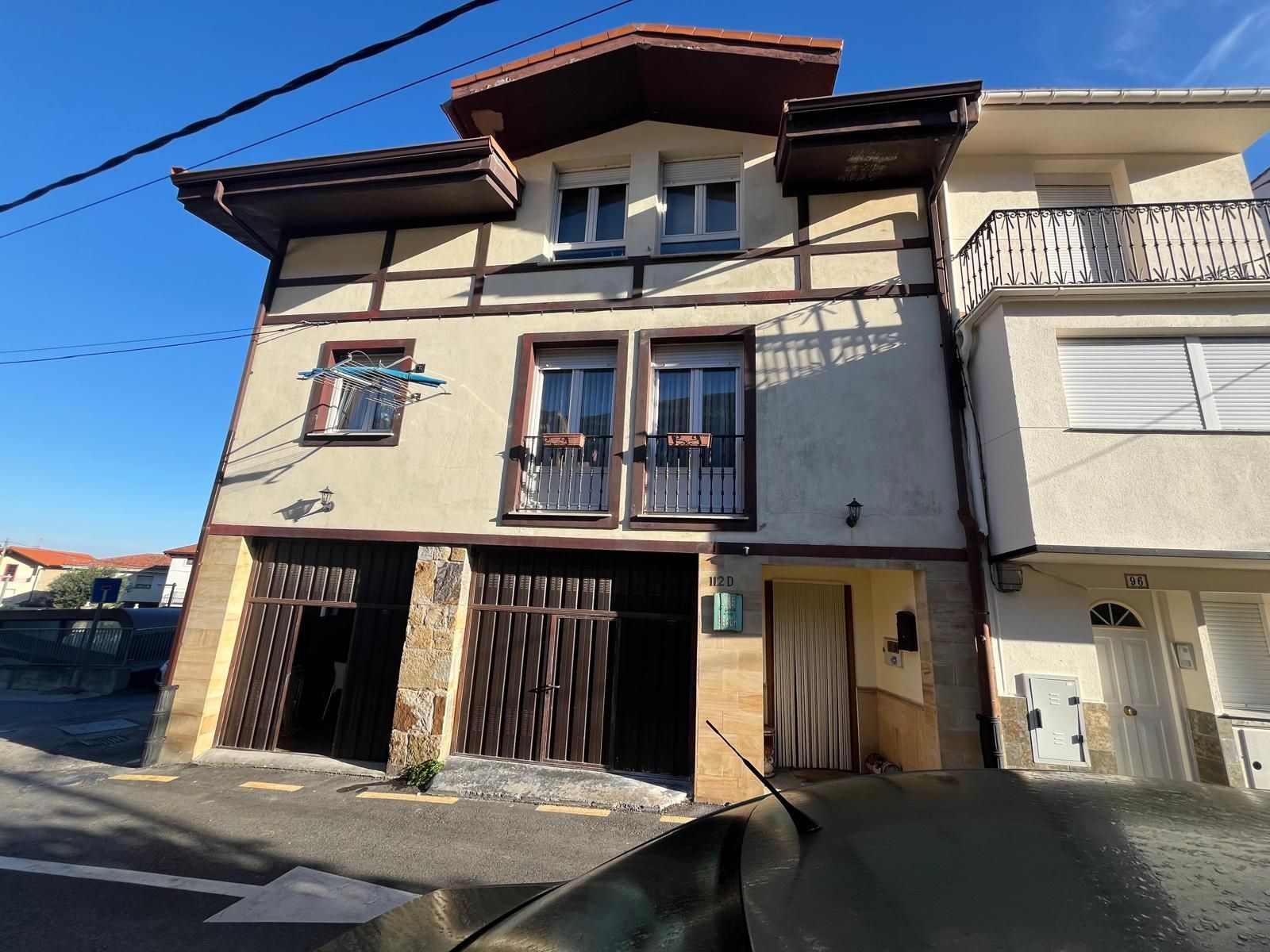 Vista exterior de Casa adosada en venta en Castro-Urdiales con Trastero y Amueblado