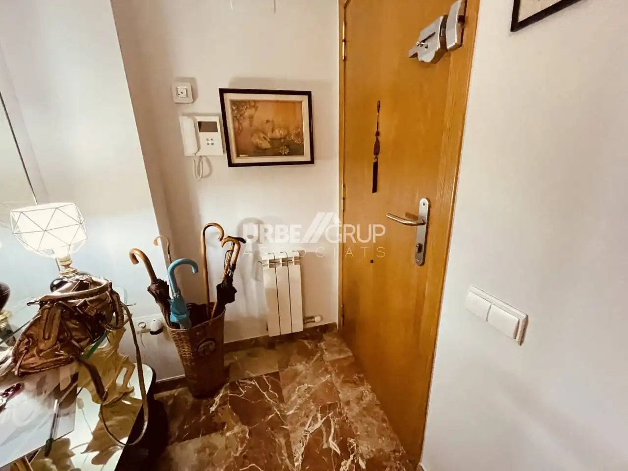 Wohnung zum Verkauf in Terrassa mit Klimaanlage, Heizung und Privatgarten
