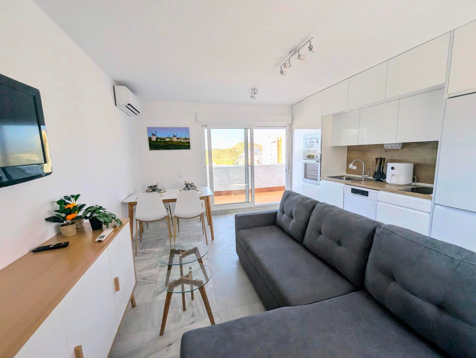 Sala d'estar de Àtic de lloguer en Benidorm amb Aire condicionat, Calefacció i Piscina