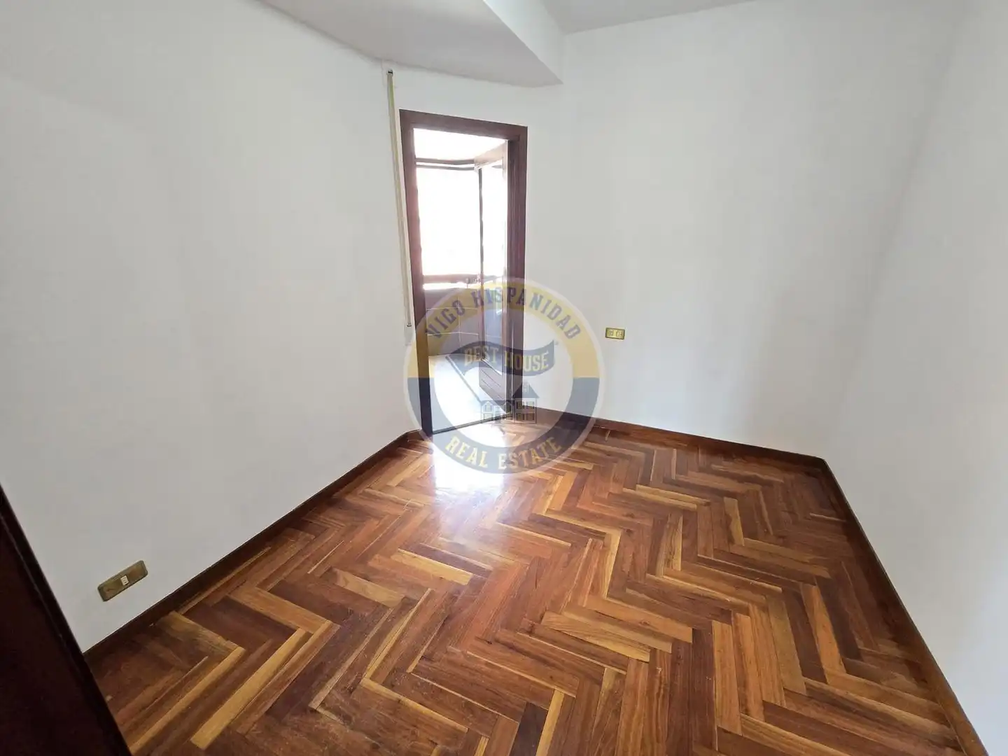 Piso de alquiler en Vigo  con Calefacción, Parquet y Balcón