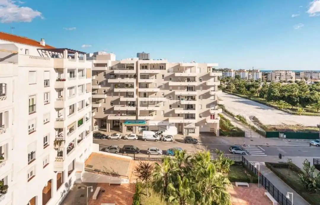 Außenansicht von Wohnung zum Verkauf in Marbella mit Klimaanlage, Heizung und Privatgarten