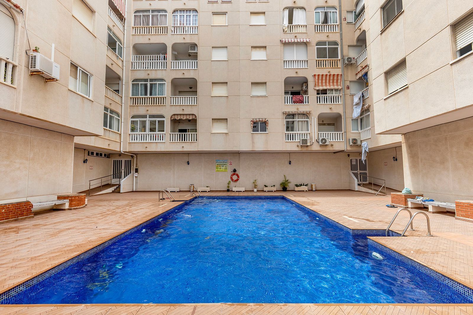 Piscina de Apartamento en venta en Torrevieja con Aire acondicionado, Terraza y Amueblado