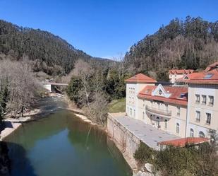 Vista exterior de Casa o xalet en venda en Puente Viesgo amb Moblat i Balcó