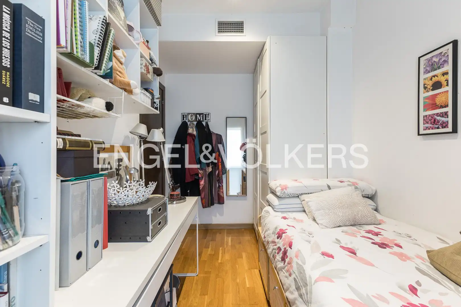 Habitación de Casa adosada en venta en Barcelona con Aire acondicionado, Calefacción y Jardín privado