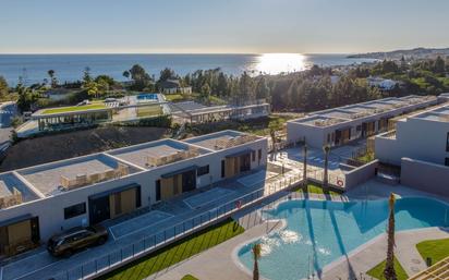 Piscina de Casa adosada en venda en Mijas amb Aire condicionat, Calefacció i Jardí privat