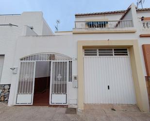 Vista exterior de Casa o xalet en venda en Roquetas de Mar amb Terrassa